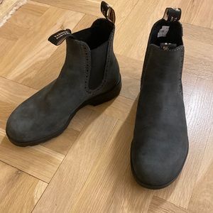 Blundstone hunter green ankle boots, size 4.5. New. Never worn outside.